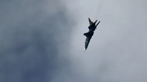 เครื่องบินเจ็ตขัดข้องกลางแอร์โชว์สหรัฐฯ นักบินดีดตัวทันก่อนเครื่องโหม่งโลก (คลิป)