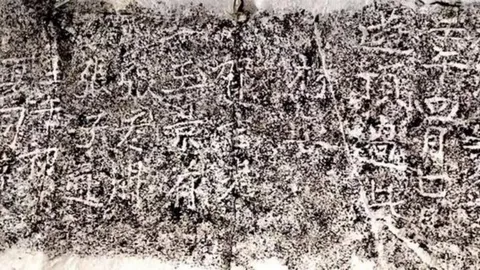 ตะลึง จีนพบ ‘หินสลักอักษรโบราณ’ อายุเกือบพันปี บนภูเขามรดกโลก