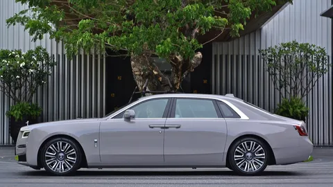 พี่ขาอย่าชนหนู! ส่องความแพง ROLLS ROYCE GHOST โดนกระบะออลนิวอัดท้าย