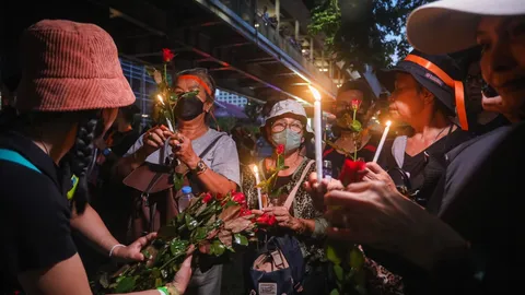 ม็อบจุดเทียนไว้อาลัย นปช. 99 ศพ วัดปทุมฯ เตือนความทรงจำเพื่อไทย