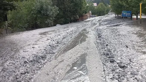 นาทีสะพรึง 'สึนามิโคลน' ถล่มประตูปลิว เกิดน้ำท่วมฉับพลันในอิตาลี (คลิป)