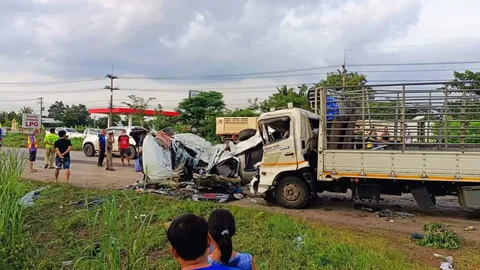 "ประสานงา 3 ศพ" กระบะ-หกล้อ ดับคาซาก 2 กระเด็นตายข้างนอก 1