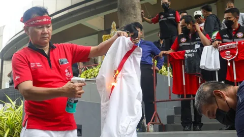 แดงหนุน-แดงต้าน บุกเพื่อไทย ทั้งให้กำลังใจ และเผาเสื้อพรรค ผิดหวังอุดมการณ์