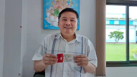 แชมป์ถูกหวย 69 งวด "เสี่ยโรงงานน้ำดื่ม" โชว์ลอตเตอรี่ดวงเฮง เชื่อผลบุญหนุนนำ