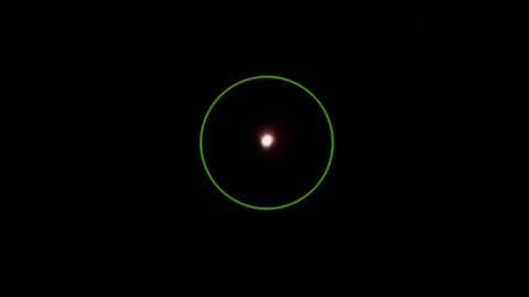 เจออีกแล้ว "ดวงไฟประหลาด" ลอยไปลอยมา โผล่คืนวันพระ เห็นแล้วขนลุก (คลิป)