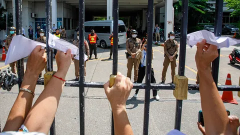 ค้านตัดเงินคนแก่ ม็อบฮือไม่พอใจ กดดัน 3 กระทรวง ยื่น 5 ข้อเรียกร้อง