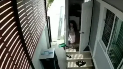 ภัยมาถึงหน้าบ้าน คลิปอุทาหรณ์ "เด็กน้อย" เผลอเหยียบงูที่เลื้อยอยู่หน้าบ้าน