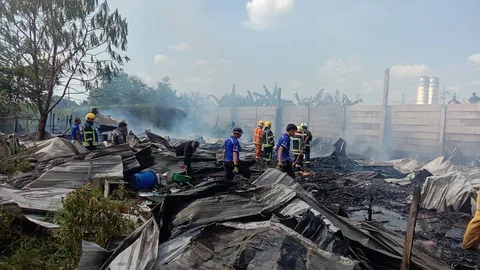 ไฟไหม้แคมป์พักคนงานต่างด้าวที่สมุทรสาคร คุมเพลิงได้แล้ว เผาวอดรวม 26 หลัง