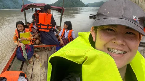 ครูบรรจุใหม่อึ้ง มาวันแรกดินถล่มถนนขาด นั่งเรือโรงเรียนรับส่งทุกเช้า (คลิป)