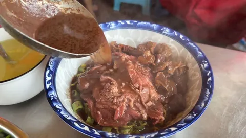 นุ่มละลายบนลิ้น ก๋วยเตี๋ยวเรือเนื้อริบอาย นั่งห้อยขาชมวิวทุ่งนาที่ร้อยเอ็ด (คลิป)