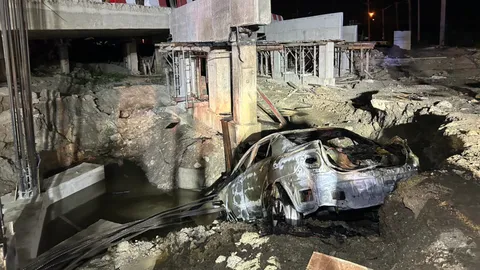 สลด แท็กซี่เสียหลักตกถนน-ชนตอม่อ ไฟไหม้วอด คลอกคนขับตายสยอง (คลิป)