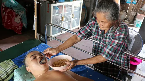 แม่ชราวอนช่วยลูก ป่วยอัมพาตติดเตียง