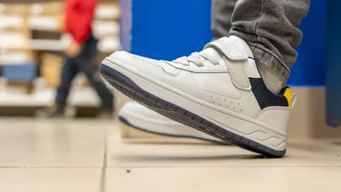 10 รองเท้าผ้าใบเด็กผู้ชาย ยี่ห้อไหนดี 2023 ดีไซน์สุดเท่ เคลื่อนไหวสะดวก