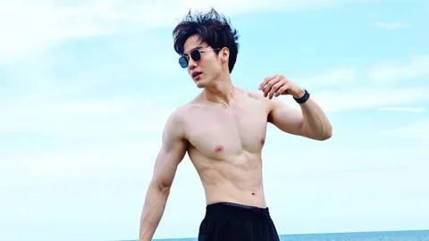 "โก้ วศิน" ถอดเสื้อโชว์ซิกซ์แพ็กเป็นของฝากจากหัวหินให้ไอจีไฟลุก