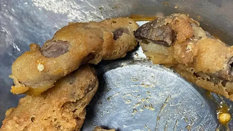 ความหิวบังตา สาวซื้อไส้ทอดมากินจนเกือบหมด เอะใจเพิ่งเห็นสิ่งแปลกปลอม