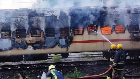 ไฟไหม้ตู้รถไฟอินเดียดับ 9 ศพ เหตุ ผดส.ต้มน้ำทำถังแก๊สระเบิด เจ็บอีก 9