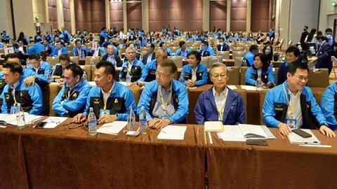 ผงเข้าตาประชาธิปัตย์