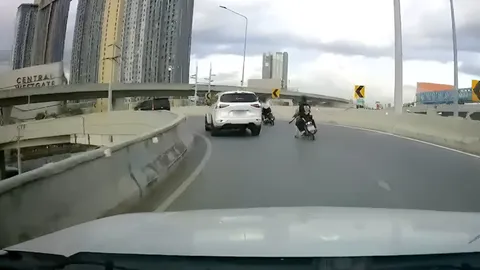 อุกอาจเกินไปไหม วัยรุ่นขี่มอเตอร์ไซค์ คว้ามีดยาวไล่ฟันนักเรียนหญิงกลางถนน