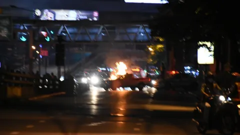 ศาลจำคุก 3 ปี 3 จำเลยร่วมม็อบใต้ทางด่วนดินแดง เผารถตราโล่ 