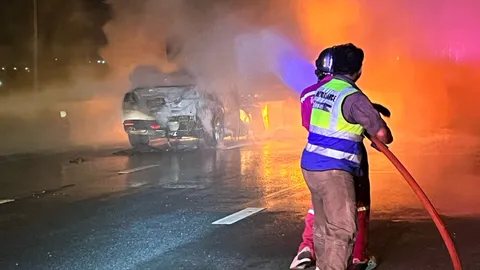 เก๋งแซงไม่พ้นพุ่งชนท้ายรถพ่วง ไฟลุกคลอกคนขับดับคารถ