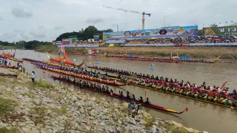 สุดยิ่งใหญ่ เปิดแข่งขันเรือยาวศึกชิงเจ้าสายน้ำ วัดท่าหลวง พิจิตร ปีที่ 116 