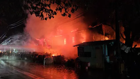 ไฟไหม้โกดังกลางเมืองปราจีนฯ เผาของเก่า-อาคารทรุด คาดเสียหายนับ 10 ล. (คลิป)