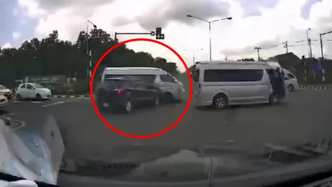 จอดขวางกลางแยก โบกให้ขบวนรถตู้กว่า 30 คันผ่าน แต่สุดท้ายรถชนจนได้ (คลิป)