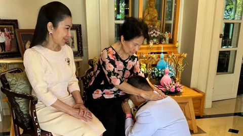 “วราวุธ” กราบ “แม่-พี่สาว” ให้พร ให้มีปัญญา ถึงจุดสูงสุดเหมือน “บรรหาร” (คลิป)