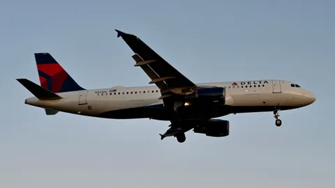 เดลตาแอร์ไลน์วกกลับฉุกเฉิน เหตุผู้โดยสารท้องเสียตลอดทาง (คลิป)