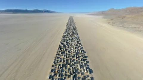 เทศกาล "เบิร์นนิ่งแมน" แห่อพยพ หลังน้ำท่วมทำให้คนนับหมื่นติดกลางทะเลทรายเนวาดา