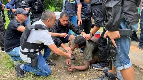 จับ "บ่าว หน้าลาย" ปิดล้อมนานกว่า ชม.สุดท้ายสิ้นฤทธิ์ ถูกรวบคาที่กบดาน (คลิป)