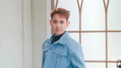 พระเอกลิเกชื่อดัง เอ ไชยา มอบเงินการกุศลให้สมาคมสายตาเลือนราง