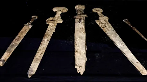 พบดาบยุคโรมัน อายุกว่า 1,900 ปี ซุกซ่อนในถ้ำริมทะเลอิสราเอล