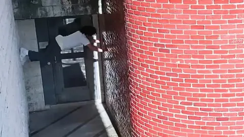 นักโทษ "ไต่" กำแพงแหกคุก หลบหนีลอยนวลจากเรือนจำเพนซิลเวเนีย (ชมคลิป)