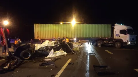 ปิกอัพชนทะลุเทรลเลอร์กำลังยูเทิร์น 2 หนุ่มกลับจากเที่ยวดับคู่