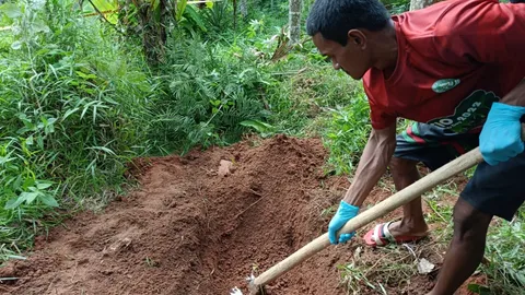 หิ้วพ่อสอบ ขุดหลุมฝังศพลูกชายวัย 5 เดือน อ้างเด็กป่วยตาย