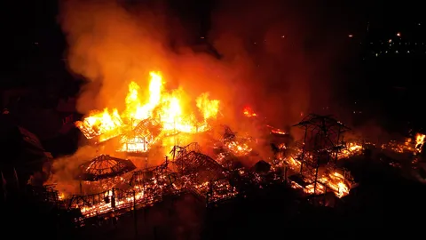 ไฟไหม้ตลาดน้ำสี่ภาคพัทยาวอดวาย เสียหายหลายสิบล้าน ยังไม่รู้สาเหตุ 