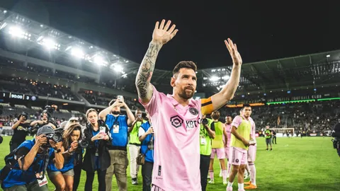 แฟนบอลว่าไง? “เมสซี” เผยชื่อ “ดาวดังพรีเมียร์ลีก” คือ “กองหลังเก่งที่สุดในโลก” 