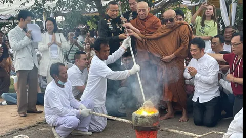 สาธุชนร่วมเททองหล่อพระ 5 องค์ กราบหลวงตาม้า ณ สถานปฏิบัติธรรมวังกะทะ  