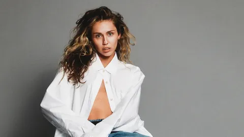 ไมลีย์ ไซรัส ก้าวข้ามผ่านอดีตที่เจ็บปวดไปสู่อนาคตที่สดใส