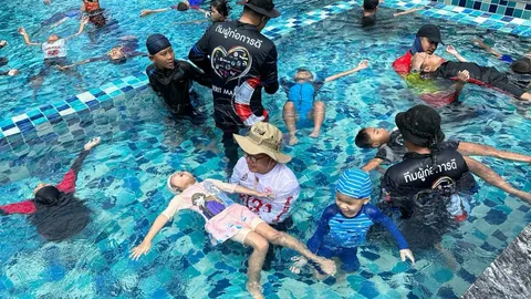 รพ.บางสะพานน้อย ฝึกทักษะ "ว่ายน้ำเพื่อเอาชีวิตรอด" ลดสูญเสียเด็กจมน้ำ