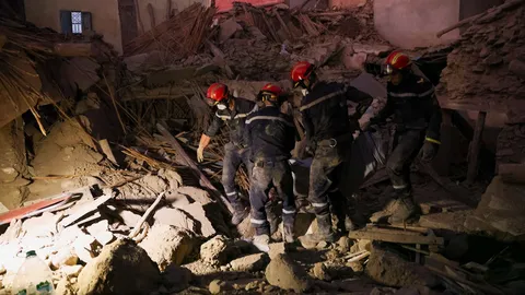 เหยื่อแผ่นดินไหวโมร็อกโกทะลุ 2,100 ศพ กู้ภัยแข่งกับเวลาช่วยผู้รอดชีวิต (คลิป)