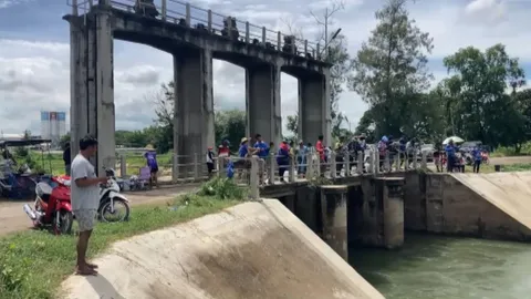 ชาวบ้านแห่ตกปลาหน้าเขื่อน หลังเขื่อนพิมายปล่อยน้ำลงลำน้ำเค็ม นำไปขายทำรายได้ดี