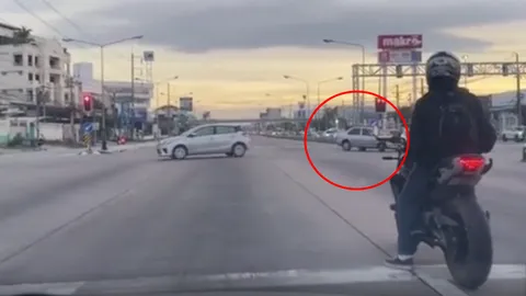 เก๋งดริฟต์รถกลางแยก คันอื่นงง ทำเพื่ออะไร? (คลิป)