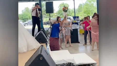 พีกในพีก คุณยายวัย 90 ปี ร่วมลุ้น "ช่อดอกไม้" เจ้าสาว สุดท้ายมงลง คนเฮทั้งงาน