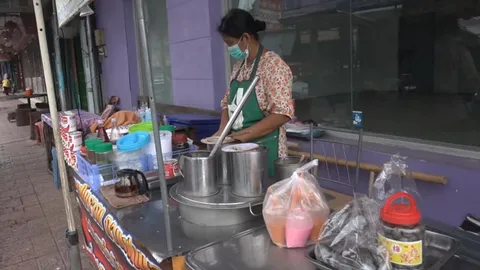 น้ำตาล-นมข้นแพงขึ้น แม่ค้ากาแฟโบราณกัดฟ้นสู้ไม่ขึ้นราคา กลัวเสียลูกค้าประจำ