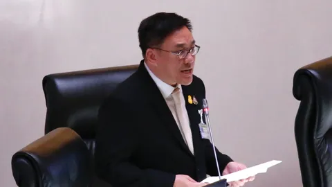 รมช.คลัง แจงสวัสดิการถ้วนหน้า ทยอยทำแต่ไม่ใช่ตอนนี้ “ทนายแจม” ลุกท้วงถูกพาดพิง (คลิป)