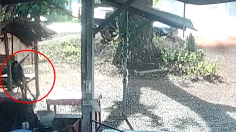 สาวเผยคลิป นาทีกระบะพลิกคว่ำหน้าบ้าน เฉียดแม่ไปนิดเดียว 