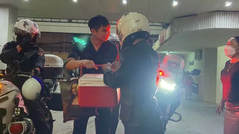 ตร.จร.โครงการพระราชดำริ นำหัวใจฝ่าจราจร-สายฝน มอบให้ผู้ป่วย รพ.ศิริราช