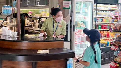 น่ารักมาก "เด็กน้อย" ขอคุณแม่เดินไปชมพี่พนักงาน บอกเหตุผลที่ทำเอายิ้มตาม